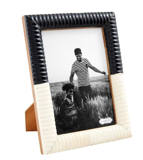 Black & White Ribbed Frame