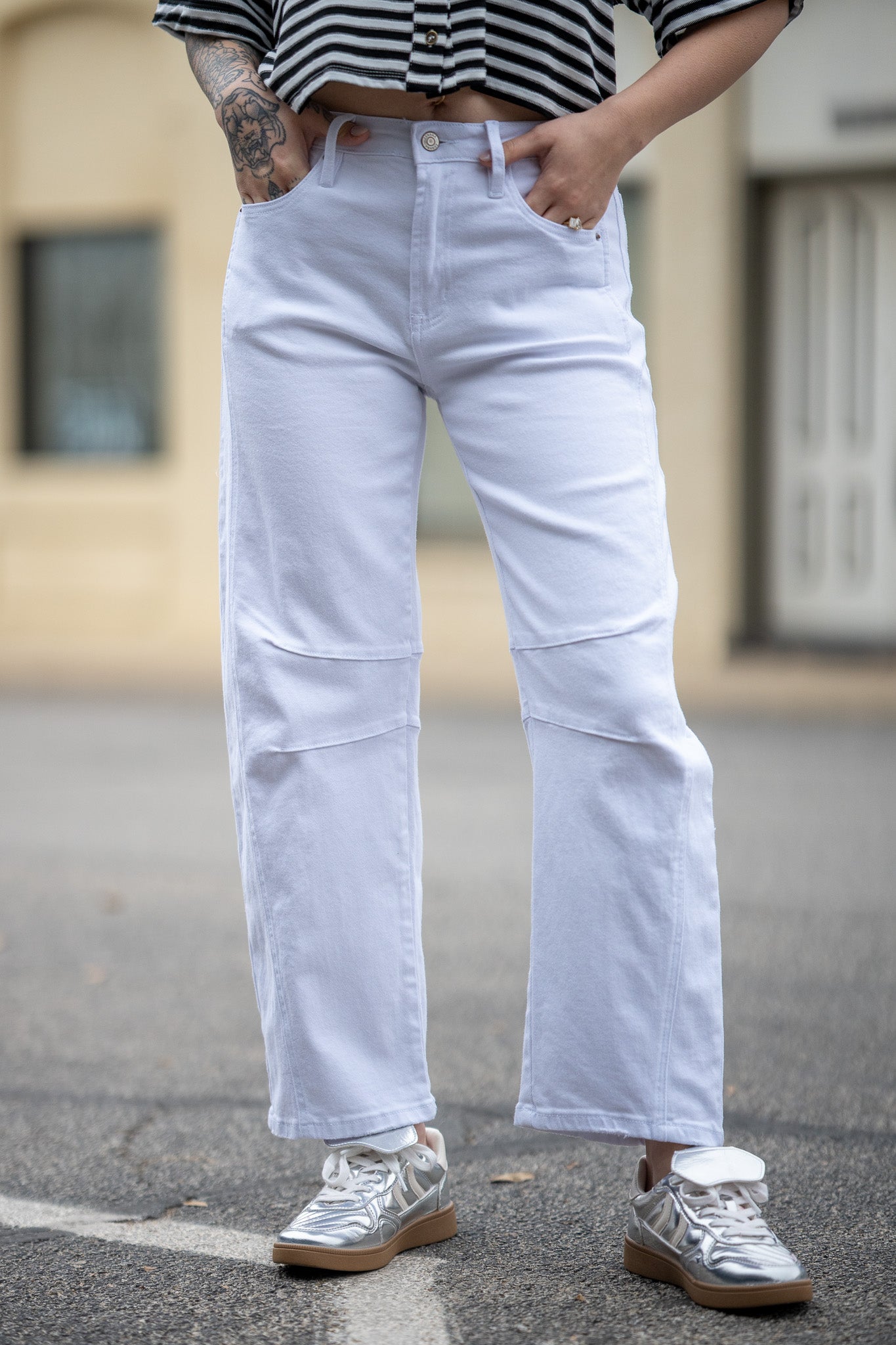 Curve Mode White Barrel Jeans