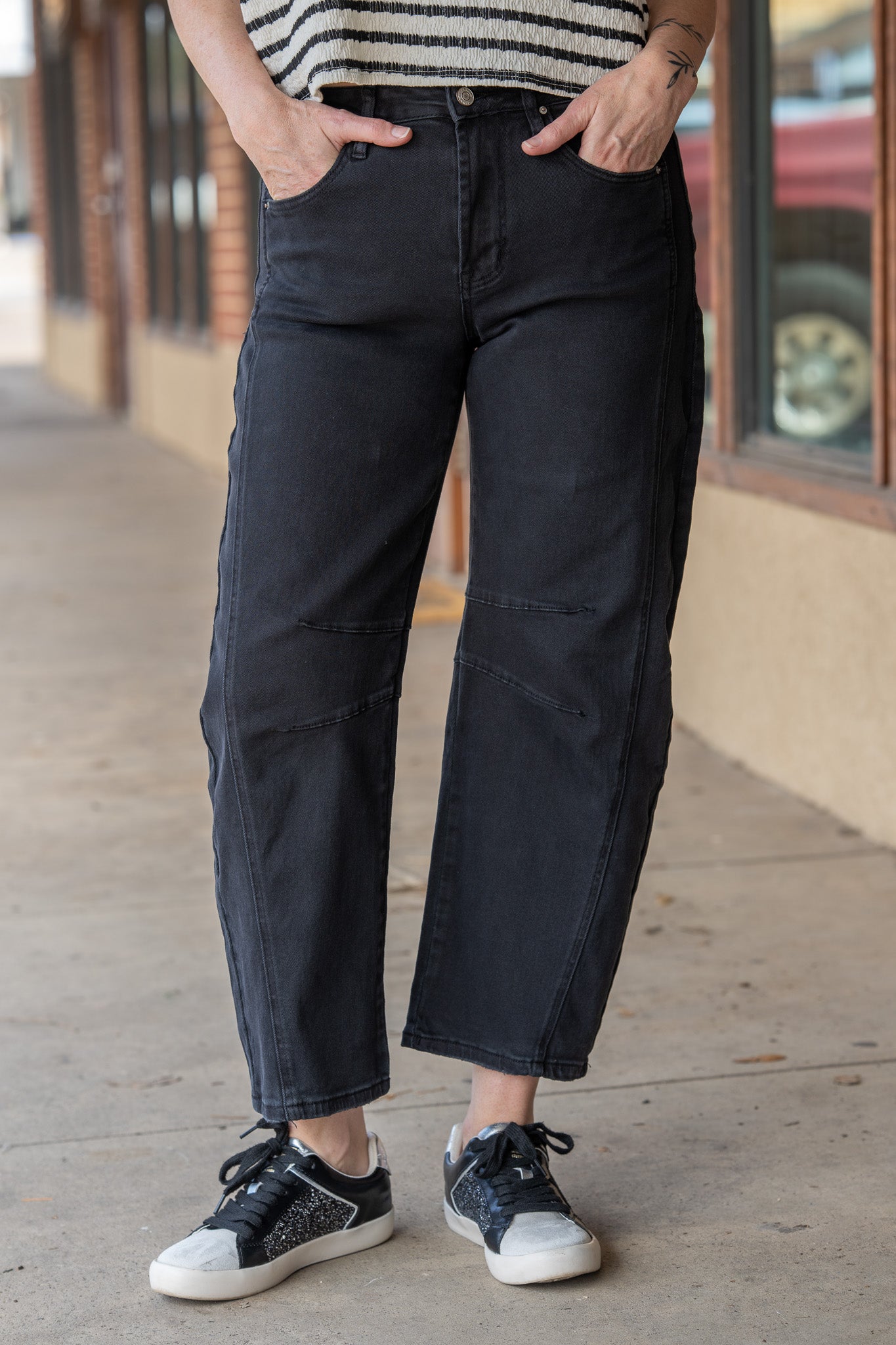 Curve Mode Black Barrel Jeans