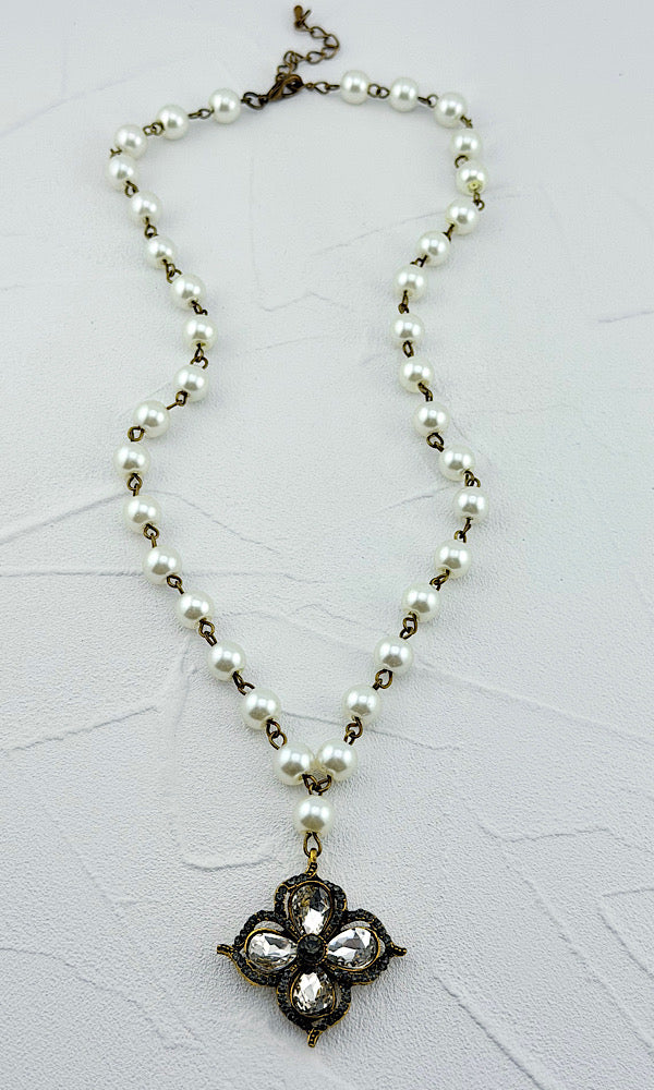 Glitz & Grace Pearl Necklace
