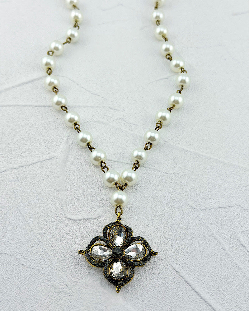 Glitz & Grace Pearl Necklace