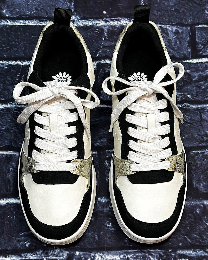 Nayari Black & White Sneakers