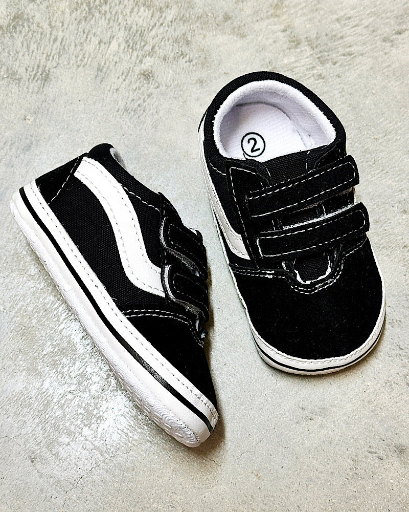 On-the-go Black Velcro Sneakers